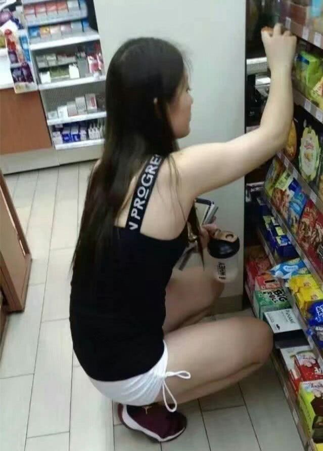 搞笑gif:在大马路上玩出冲浪的感觉,真是太有创意了