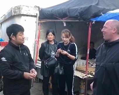 抖音石榴哥成网红,白天当老师晚上卖石榴,网友