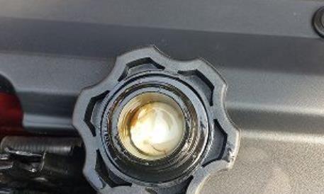 打开机油盖，为什么上面有一层“牛奶液体”