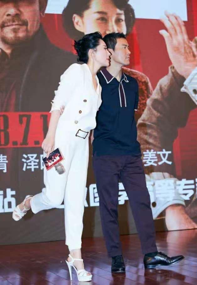 被许晴征服了! 这么紧的牛仔裤都能穿上, 49的年龄29的身材