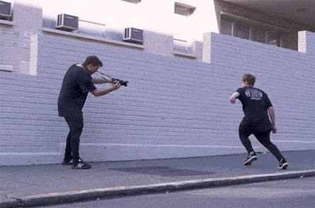 搞笑gif图.图二小哥的表情太真实了.网友:希望你安全!