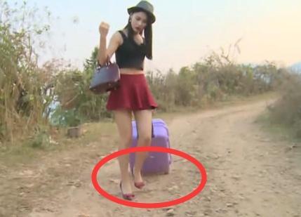 富家女赤脚走在土路时竟一尘不染,网友:厉害