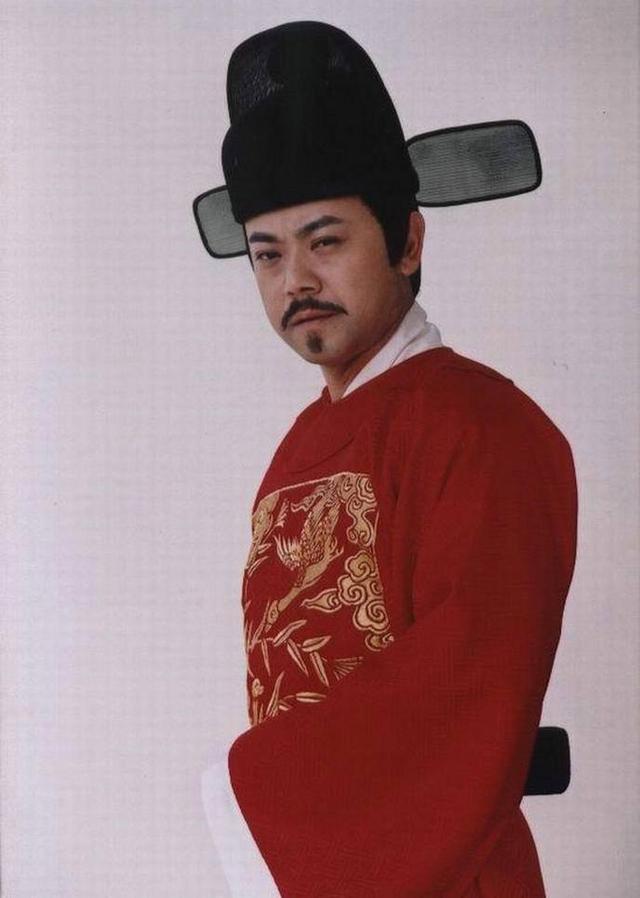 工人出身的他转行当演员，出道29年间无绯闻传出，妻子也很有名气