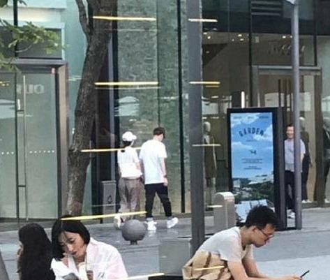 冯绍峰赵丽颖购物被拍,从背影到侧脸到这次正