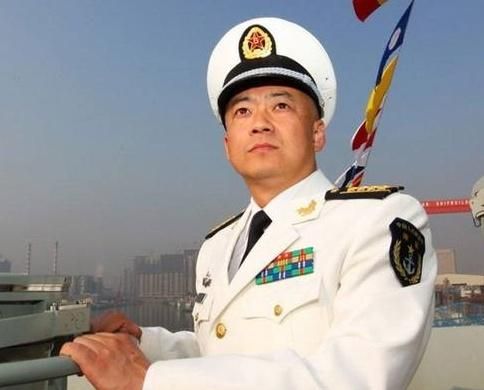 我国辽宁号航空母舰的舰长是何军衔？又相当于什么级别的干部呢