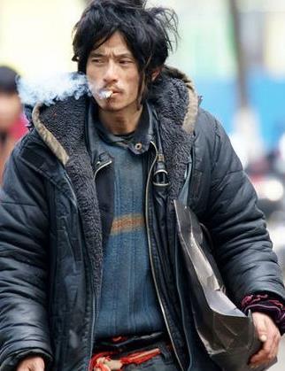 犀利哥因一张照片走红，被称为最酷男人，如今8年过去他怎么样了