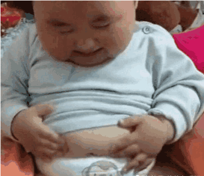 2岁宝宝忽然发现自己的大肚腩, 接下来的表情把妈妈惹