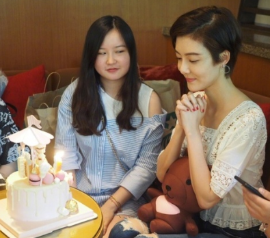 车晓和妈妈王丽云近照，母女俩的婚姻都很失败，父亲隐藏的好深