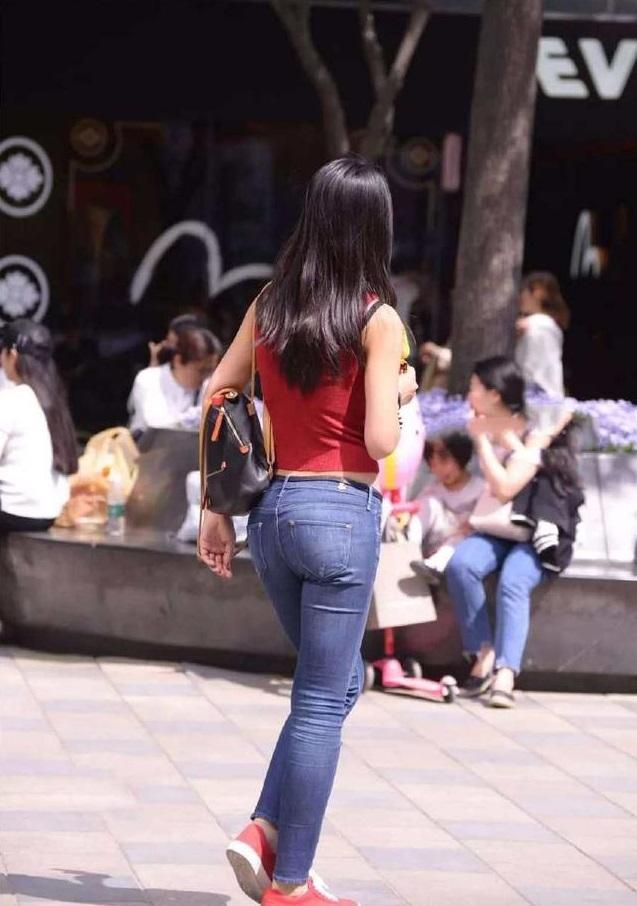 街拍：小姐姐背心与牛仔裤搭配的露脐装，演绎与众不同的风采