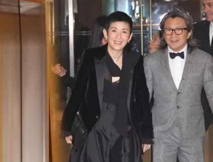 吴君如12岁女儿近照，与父母外出吃饭打扮成熟，还特意穿了高跟鞋