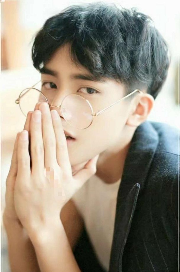 请问,脸长额头窄的男生适合什么发型?
