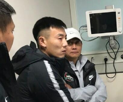 秦升在医院握着多拉多手道歉,王宝山冷冷看着眼神像一支箭!