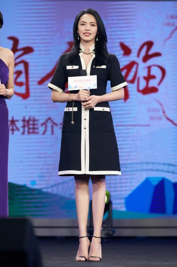 没想到“苏明玉”也是个腿精,踩15厘米高跟鞋,小腿也没有肌肉