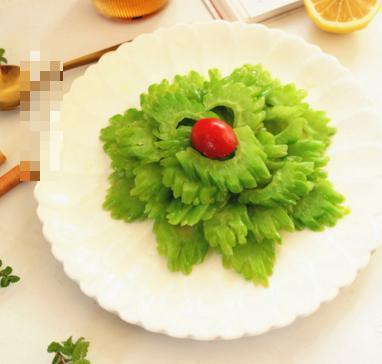 美食推荐:蜂蜜拌苦瓜,丝瓜蛋汤,芹菜叶鸡蛋饼的做法