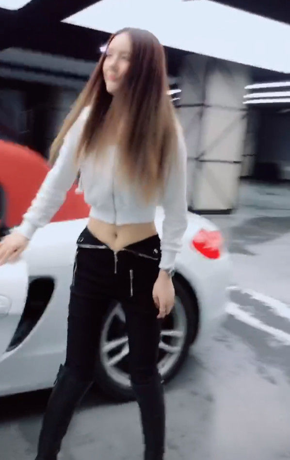 在地铁上看到一个女生的裤子拉链没拉,要不要提醒她