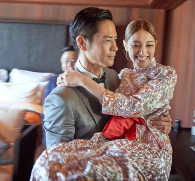 49岁郑嘉颖和27岁陈凯琳结婚后, 一个是真笑, 一个是幸福地笑