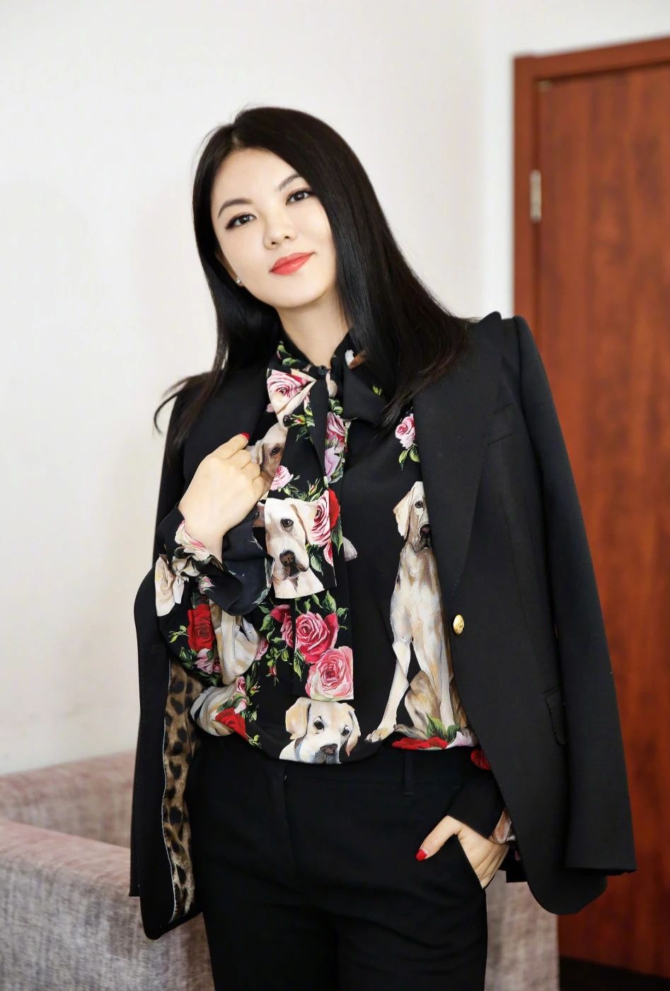 李湘又没忍住?拿近2千元名牌眼镜“炫富”,这次网友笑了!