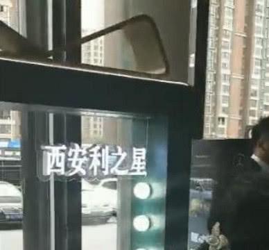 奔驰还没开出店发动机漏油了，女车主：我是研究生但我不要脸了