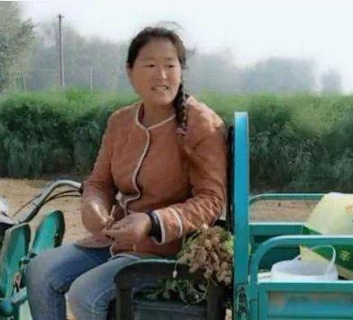 大衣哥一家现在的生活,大衣嫂的改变是最大的!