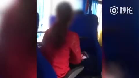 视频:女子坐大巴大声喧哗不听劝：长着嘴就说话!