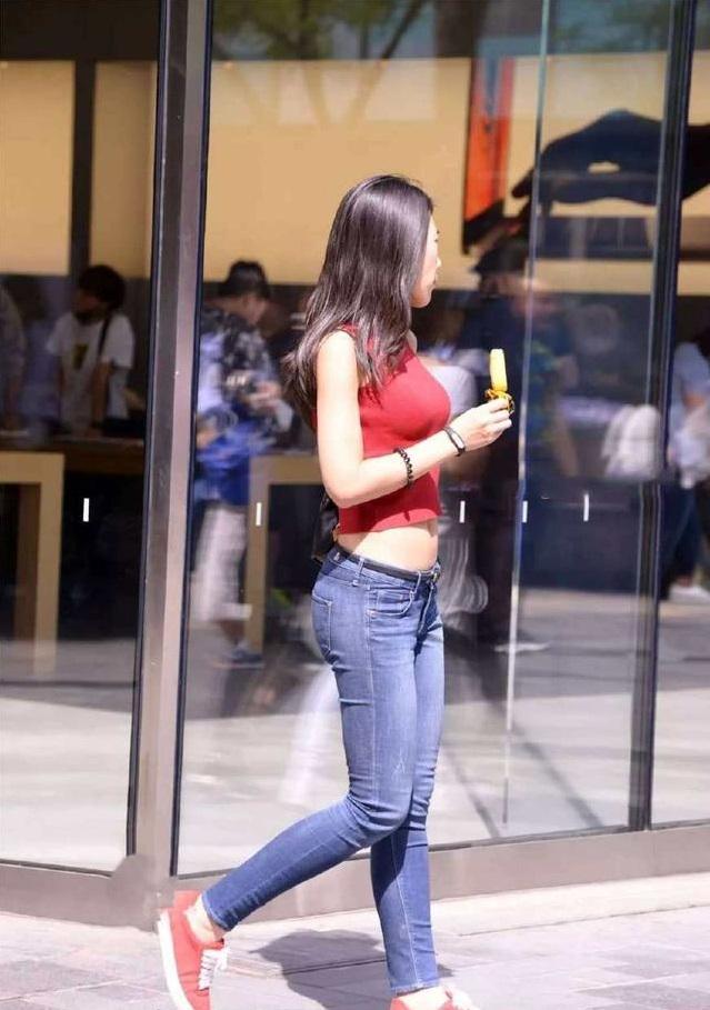 街拍:小姐姐背心与牛仔裤搭配的露脐装,演绎与众不同的风采