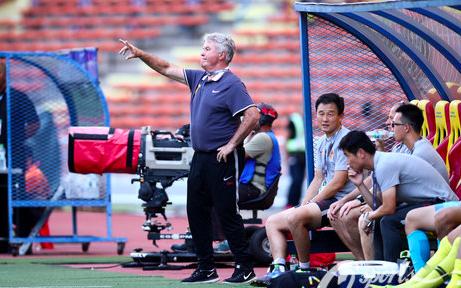 压力大!72岁希丁克一脸严肃,国奥5-0才笑了