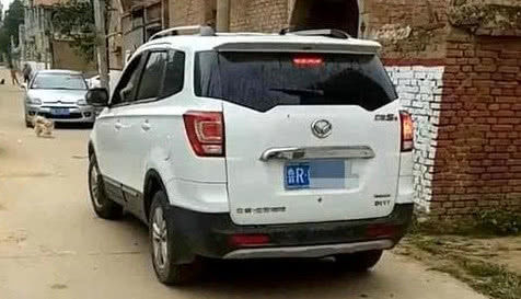 大衣哥朱之文买了新车,村民集体要求:必须给我们一人买一辆!