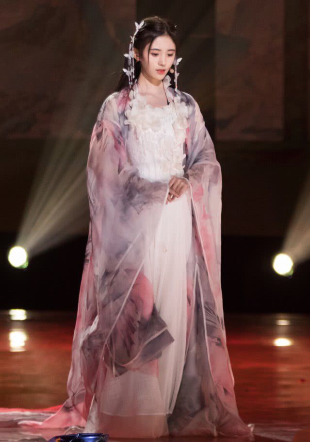 鞠婧祎一身古装跳舞上演