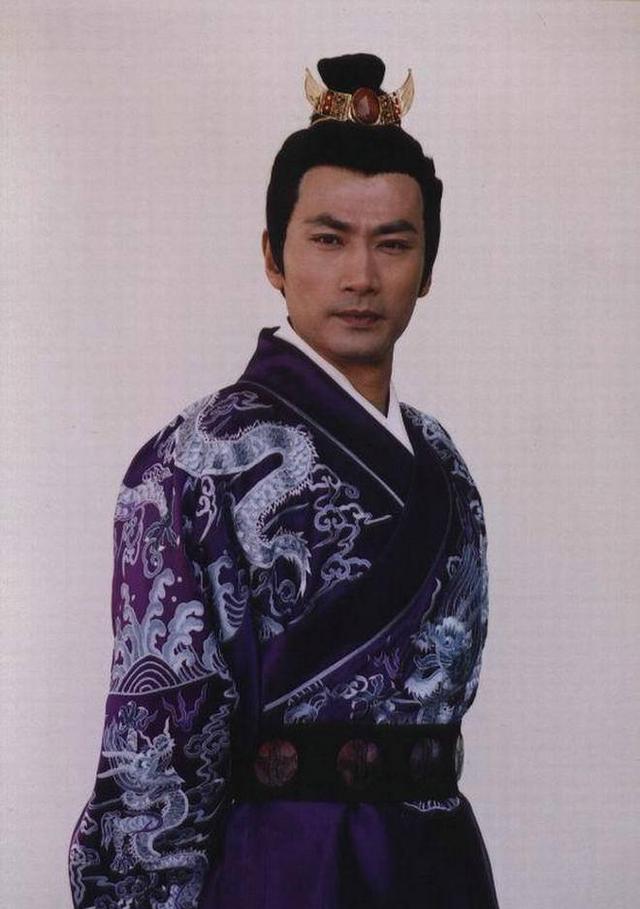 工人出身的他转行当演员，出道29年间无绯闻传出，妻子也很有名气