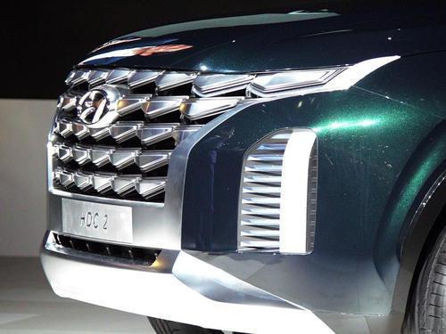 现代也学埃尔法玩铠甲脸，全新SUV大小不输途昂，没有大灯还是8座