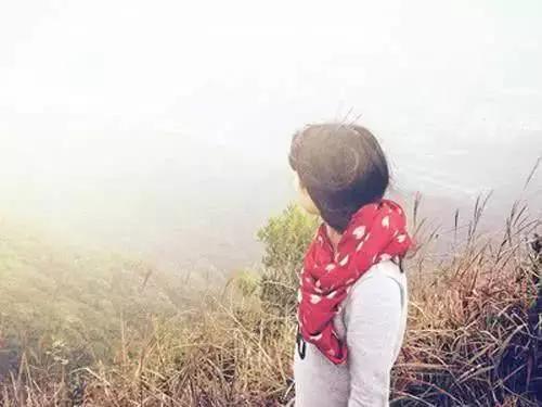 爱一个人伤感的16句情话，我想我没那么坚强，不过是一而再的逞强