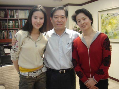 刘亦菲家族基因强大，小姨素颜容貌曝光，网友：不进娱乐圈可惜了