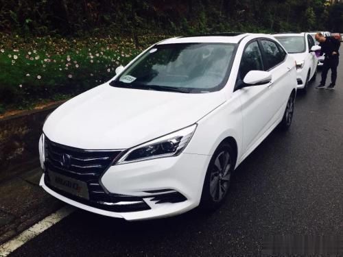 4.9万起,家用代步神车-长安逸动DT内饰豪华,一点不比桑塔纳差