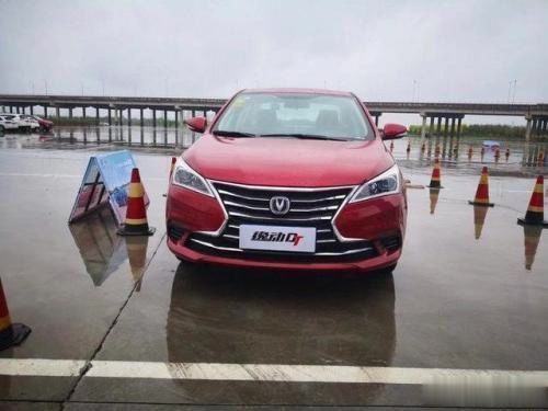 4.9万起,家用代步神车-长安逸动DT内饰豪华,一点不比桑塔纳差