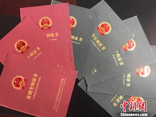 资料图:甘肃发明专利书。 艾庆龙 摄 资料图:甘肃发明专利书。 艾庆龙 摄