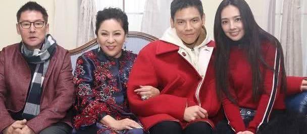 向佐微博晒出一张合影,郭碧婷非常的抢镜,向太