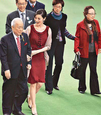 李嘉欣公公去世,独子许晋亨现身殡仪馆,400亿