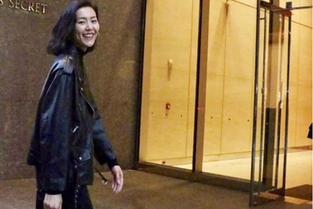 女明星的机场街拍，都忙着凹造型，唯独周迅穿棉袄过冬
