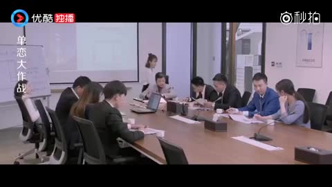 经理让实习生评价新的方案，不料实习生只说了几句，竟赢得满堂彩