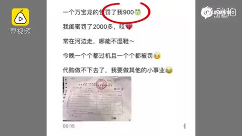 美国商场打折引华人代购疯狂扫货:在衣服堆上