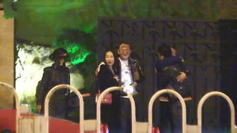 霍思燕不陪嗯哼深夜去聚会,与陌生男子街头搂