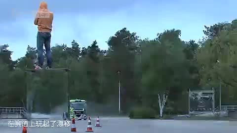 最强货车司机，老外开卡车把轮胎漂爆，这要开跑车不得起飞喽？