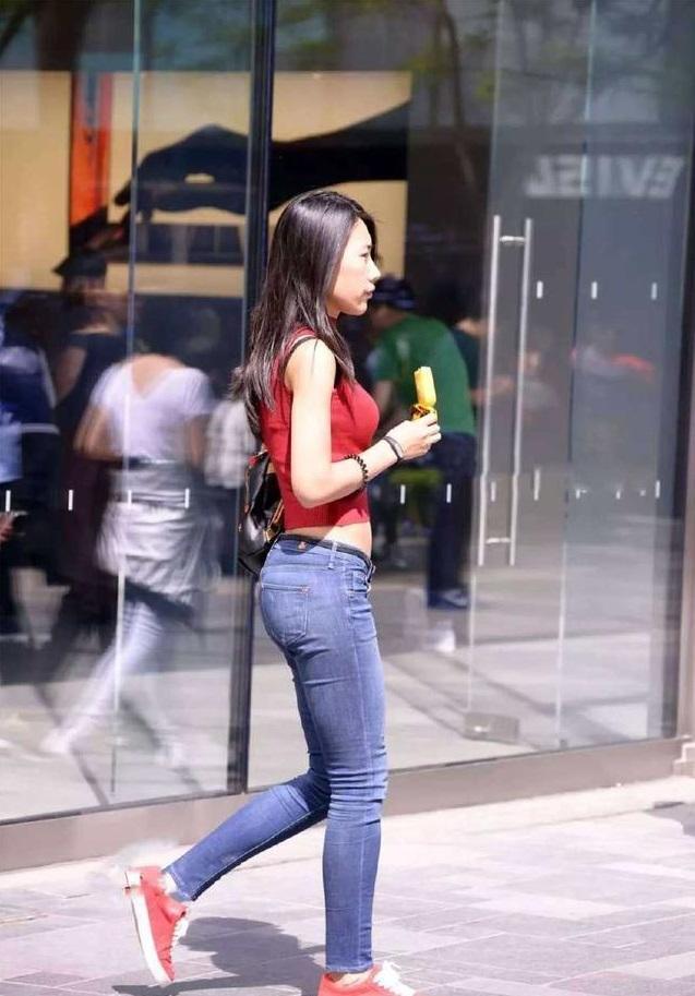 街拍:小姐姐背心与牛仔裤搭配的露脐装,演绎与众不同的风采