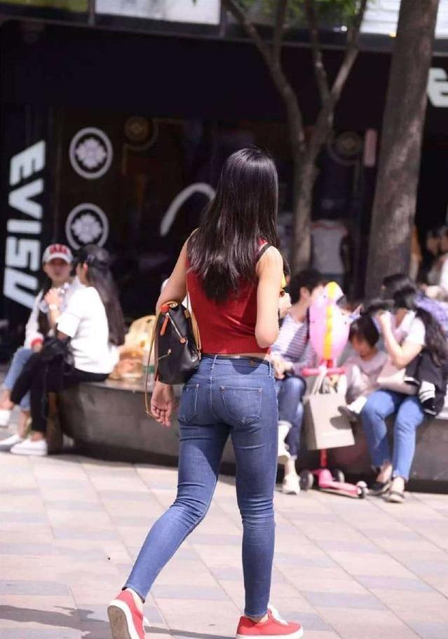 街拍:小姐姐背心与牛仔裤搭配的露脐装,演绎与众不同的风采