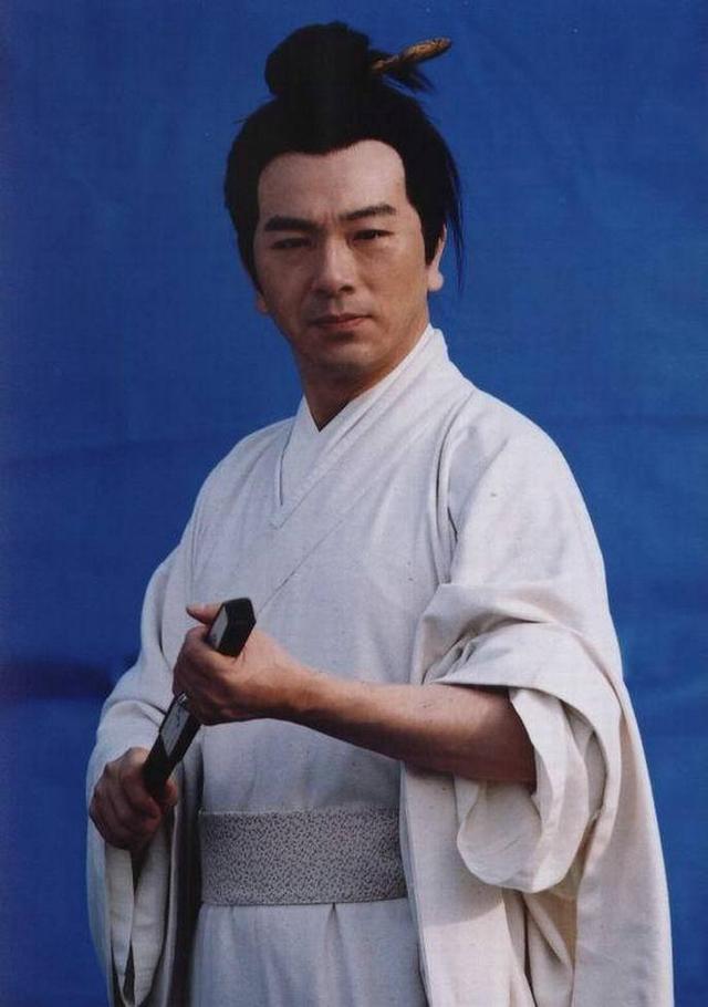 工人出身的他转行当演员，出道29年间无绯闻传出，妻子也很有名气