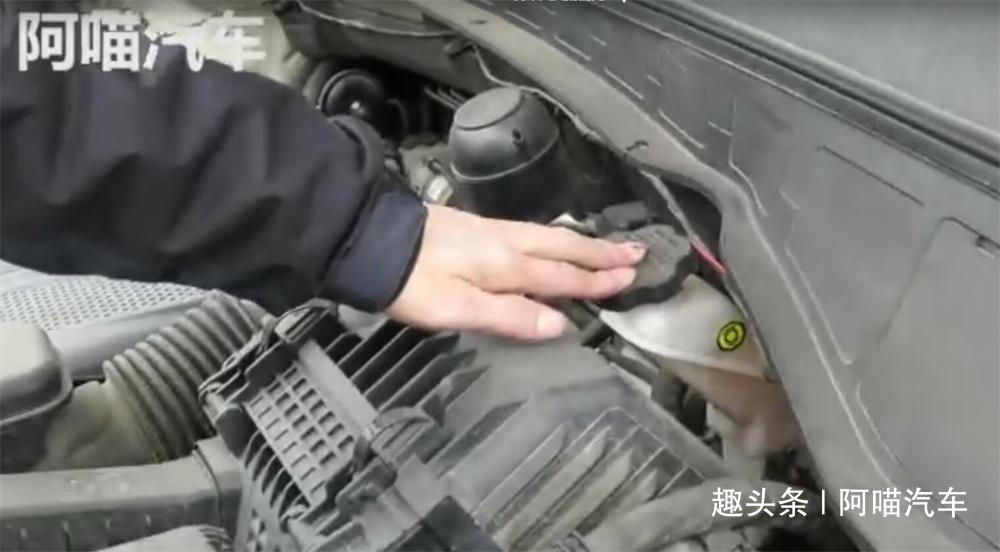 新手司机学学，汽车刹车系统这样检查，出行安全更有保障