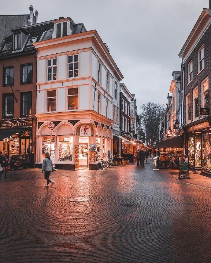 荷蘭夜幕降臨時的橘色燈光