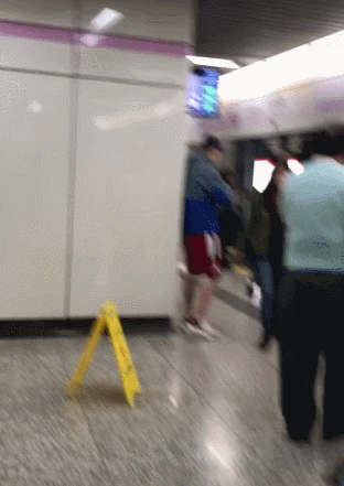 网友地铁上偶遇蒋劲夫,蒋劲夫不停擦眼疑哭泣,没戴口罩无人识!