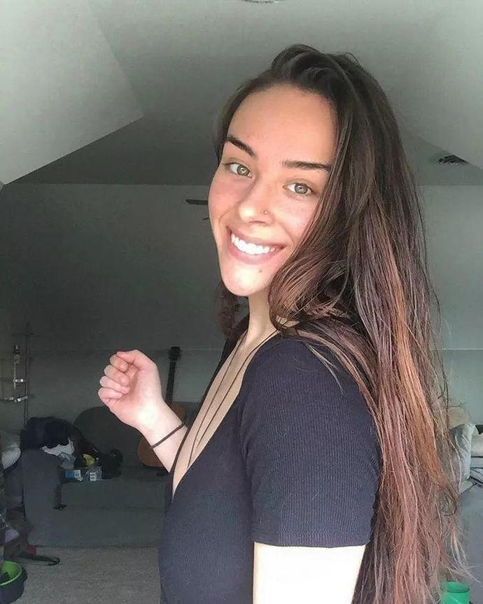 美女健身博主一年不剃毛,坚持做自然美,这腿毛肯定比你长!