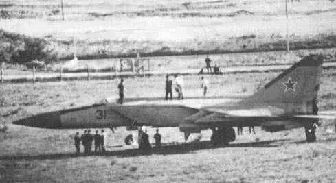 苏联飞行员驾机叛逃,最强战机落入敌手,美国拆